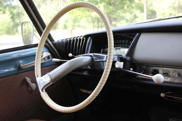 http://www.nuancierds.fr/technique/special/levier%20vitesses%20Citroen%20ID19%20break%201960.jpg